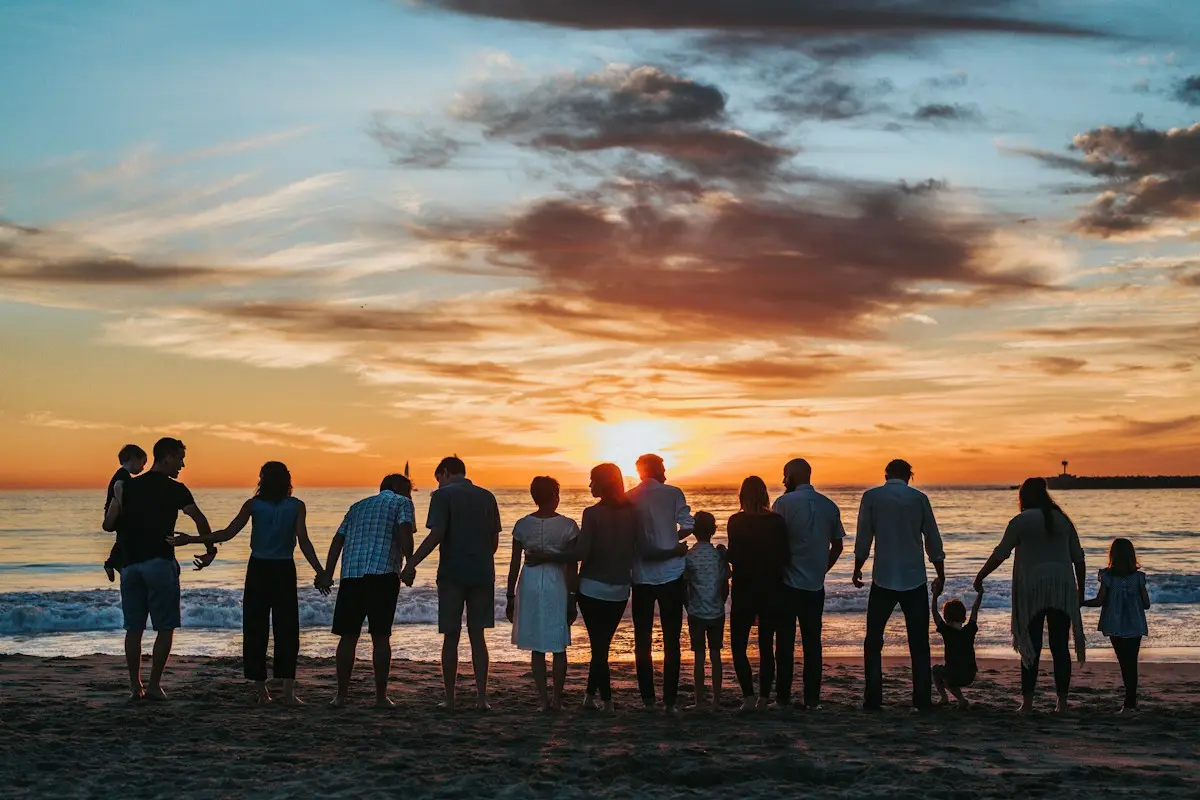 Familia mexicana abrazándose con equipaje y pasaportes cerrados antes de viajar